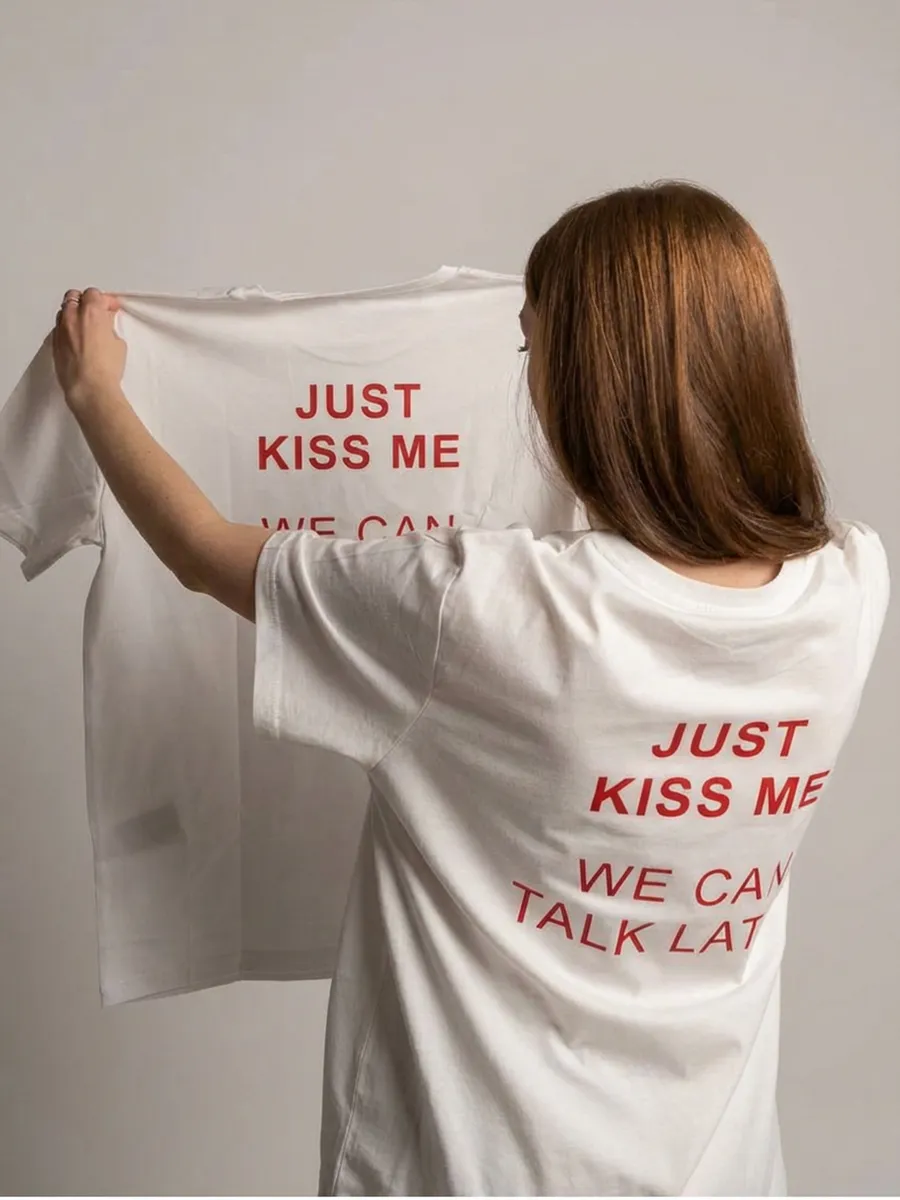 Футболка с принтом Just Kiss Me — фото 7